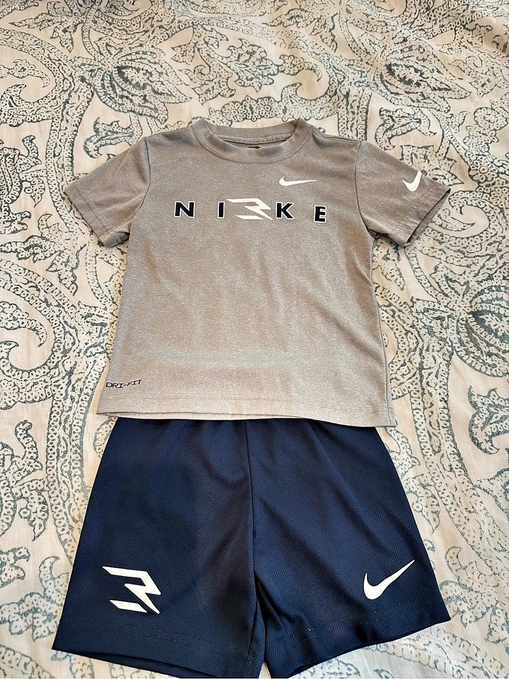 Nike Dri-FIT Boys 4T Gray & Blue Athletic Set Like New
